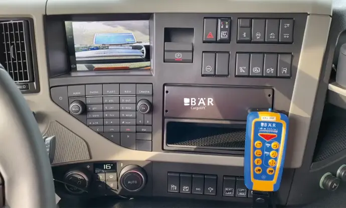 Fahrerhaus mit Bär SmartControl CabinControl und Splitscreen-Ansicht der blau beschichteten Bär Plattform am Monitor