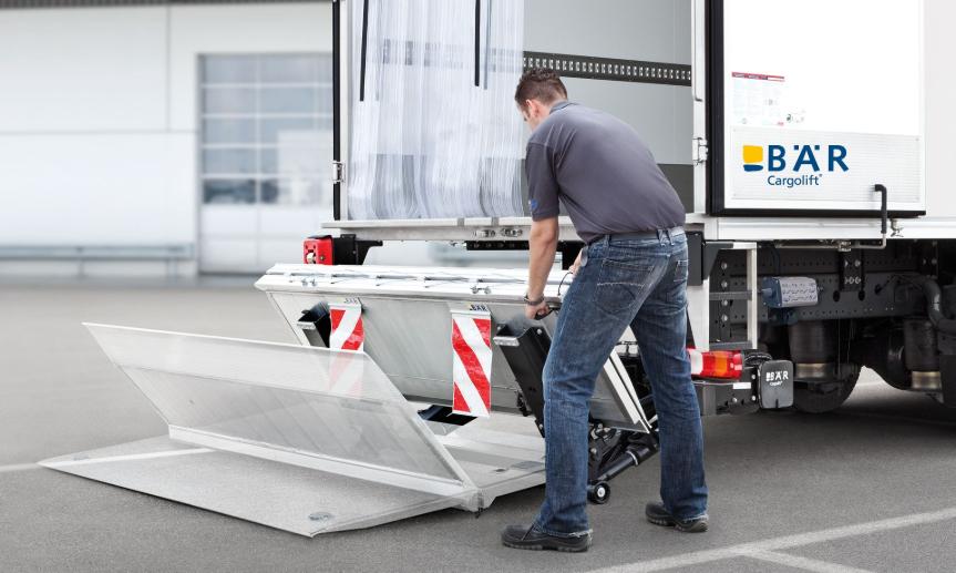 Bediener entfaltet den unterfaltbaren Bär Cargolift Falt
