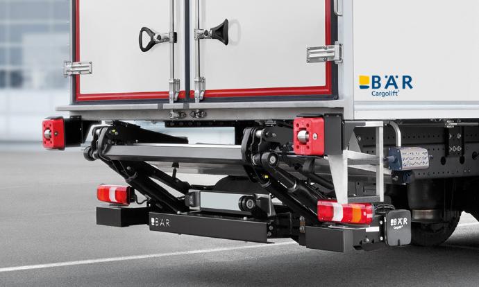Unterfaltbare Bär Ladebordwand in Fahrposition schräg unter dem Lkw