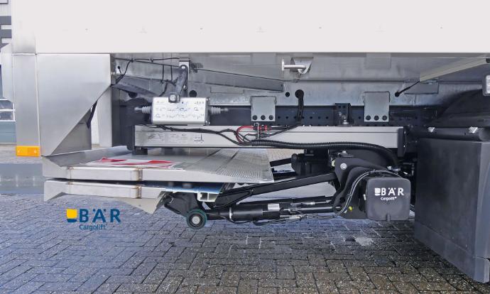 Seitliche Ansicht einer unterfahrbaren BÄR Hebebühne in Fahrposition unter dem Fahrzeugaufbau