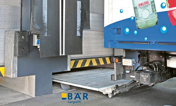 An einer Rampe wird die BÄR Lift-Plattform des Getränke-Lkw zum Beladen untergefahren