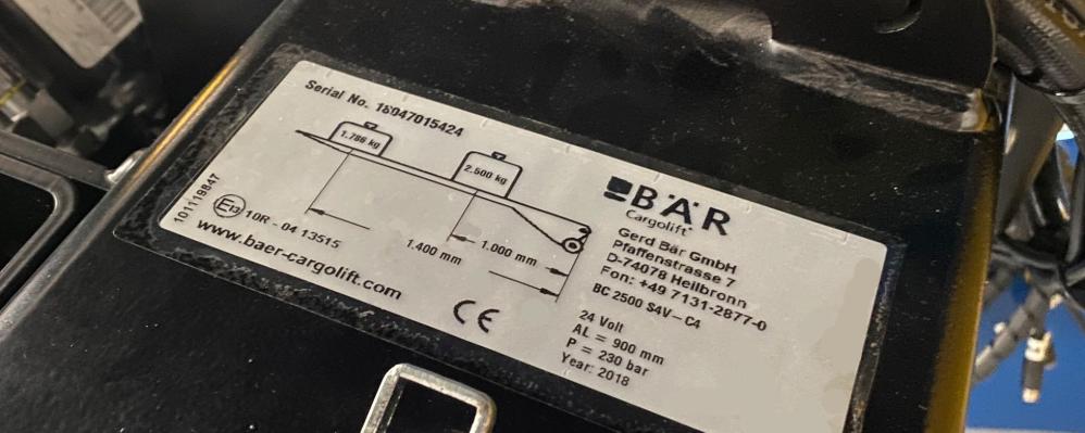 Typenschild eines Bär Cargolifts BC 2500 S4V –C4 aufgeklebt auf einem Tragrohr